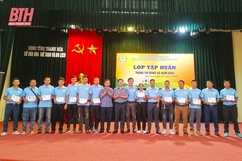 Cấp chứng chỉ cho các học viên Lớp tập huấn trọng tài tỉnh Thanh Hóa năm 2023