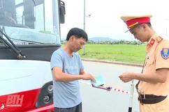Công an thị xã Nghi Sơn xử lý 37 trường hợp xe ô tô chở khách và xe container vi phạm trật tự ATGT 