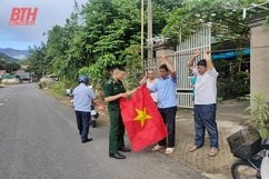 600 lá cờ Tổ quốc trao tay đồng bào vùng biên huyện Mường Lát