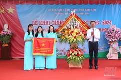 Phó Bí thư Tỉnh ủy Trịnh Tuấn Sinh dự lễ khai giảng năm học mới tại Trường Tiểu học Quảng Đại