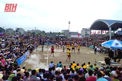 Hàng nghìn khán giả đội mưa cổ vũ Giải bóng chuyền Ngọc Trạo năm 2023