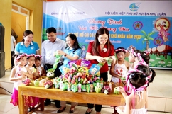 Chủ tịch Hội LHPN tỉnh tặng quà Tết Trung thu cho trẻ mồ côi có hoàn cảnh đặc biệt khó khăn