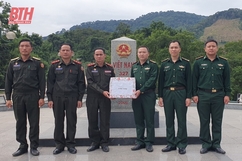 Chúc mừng, tặng quà lực lượng bảo vệ biên giới Lào