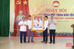 Phó Bí thư Tỉnh ủy Trịnh Tuấn Sinh chung vui ngày hội Đại đoàn kết toàn dân tộc với Nhân dân bản Bóng