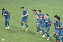 HLV Troussier bất ngờ gạch tên trò cưng khỏi tuyển Việt Nam; Chelsea và Man City chia điểm điên rồ với 8 bàn được ghi