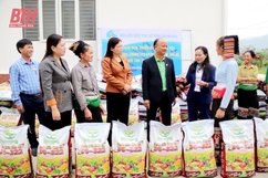 Trao vật tư cho Tổ hợp tác trồng chanh leo do phụ nữ làm chủ xã Thanh Sơn