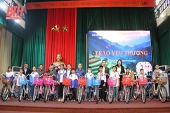 Chi hội báo chí Trung ương tại Thanh Hóa trao quà cho học sinh huyện Bá Thước