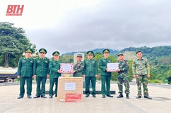 Chúc mừng, tặng quà các lực lượng bảo vệ biên giới, cửa khẩu huyện Viêng Xay nhân dịp Quốc khánh nước CHDCND Lào