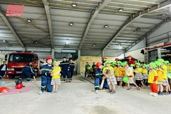Gần 100 em học sinh trải nghiệm chương trình “Một ngày làm lính cứu hỏa”