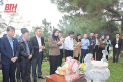 Đoàn đại biểu tỉnh Thanh Hóa viếng mộ đại tướng Võ Nguyên Giáp, Hang Tám Cô và các nghĩa trang liệt sĩ tại tỉnh Quảng Bình, Quảng Trị