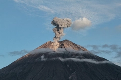 Indonesia: Một sân bay tạm thời đóng cửa do núi lửa Semeru phun trào