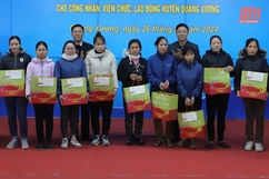 Bộ trưởng Bộ Tư pháp Lê Thành Long và Bí thư Tỉnh ủy Đỗ Trọng Hưng tặng quà công nhân lao động huyện Quảng Xương