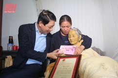 Phó Chủ tịch UBND tỉnh Lê Đức Giang kiểm tra tình hình sản xuất, tặng quà gia đình chính sách tại huyện Cẩm Thuỷ