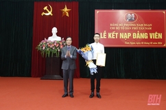 Phó Bí thư Thường trực Tỉnh ủy Lại Thế Nguyên dự lễ kết nạp đảng viên tại Chi bộ Tổ dân phố Tân Nam