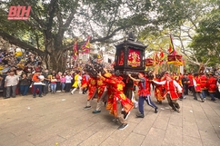 Lễ hội mùa xuân hay cuộc hành hương về “miền cộng cảm” người Việt