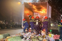 Kịp thời dập tắt đám cháy trên xe container 