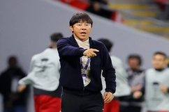 Kêu ca trước khi gặp tuyển Việt Nam, HLV Shin Tae Yong bị chỉ trích dữ dội; Địa chấn xảy ra ở tứ kết FA Cup