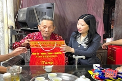 Trưởng Ban Dân vận, Chủ tịch Ủy ban MTTQ tỉnh thăm, tặng quà gia đình chính sách tại thị xã Nghi Sơn