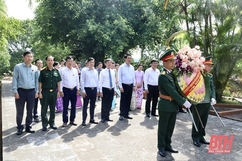 Phó Chủ tịch UBND tỉnh Lê Đức Giang viếng nghĩa trang liệt sĩ và thăm, tặng quà gia đình chính sách tại Hà Trung 