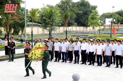 Đoàn đại biểu tỉnh viếng nghĩa trang liệt sĩ; thăm, tặng quà gia đình chính sách tại huyện Yên Định