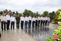 Đoàn đại biểu tỉnh Thanh Hóa viếng anh hùng liệt sĩ tại các nghĩa trang liệt sĩ TP Cần Thơ