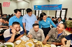 “Bữa cơm công đoàn” cho công nhân lao động Công ty TNHH Hoàng Tuấn