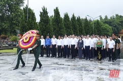Chủ tịch UBND tỉnh Đỗ Minh Tuấn viếng Nghĩa trang liệt sĩ Quốc tế Đồng Tâm và thăm, tặng quà các gia đình chính sách tại huyện Bá Thước