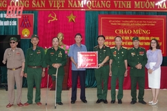 Đoàn công tác Quân khu 4 dâng hoa, dâng hương tưởng niệm liệt sĩ và thăm, tặng quà các thương binh, bệnh binh  