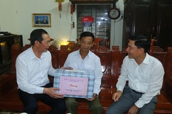 Phó Bí thư Tỉnh ủy Trịnh Tuấn Sinh viếng nghĩa trang liệt sĩ và thăm, tặng quà gia đình chính sách tại huyện Thiệu Hoá và Hậu Lộc