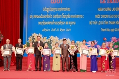 Trao tặng Huân chương Lao động của Chủ tịch nước CHDCND Lào cho các cá nhân Ban C thuộc Bộ Thủy lợi (cũ) tỉnh Thanh Hóa