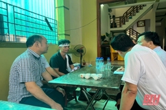 Thăm hỏi động viên gia đình ngư dân bị chìm tàu trong cơn bão số 3 tại huyện Quảng Xương