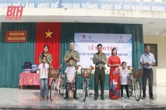 Trao tặng xe đạp cho học sinh có hoàn cảnh khó khăn