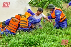 Hỗ trợ Nhân dân sơ tán khỏi vùng ngập lụt