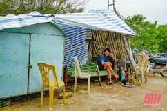 Dân làng sơ tán vật nuôi, đồ đạc lên đê tránh lũ