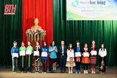 Trao học bổng “Vì tương lại Việt Nam” cho học sinh tại Thanh Hóa