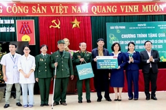 Báo Tiền phong và đơn vị đồng hành trao tặng quà cho cựu TNXP, người có công và các đối tượng bảo trợ xã hội