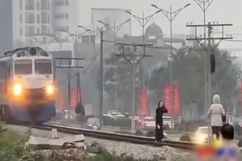 Xử lý nghiêm 2 phụ nữ chụp ảnh “sống ảo” ngay trước mũi tàu khách đang chạy