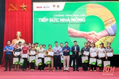 Nông dân huyện Lang Chánh được trao vốn Chương trình “Tiếp sức nhà nông”