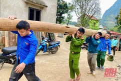 Công an xã vận chuyển vật liệu giúp hộ nghèo xây dựng nhà ở