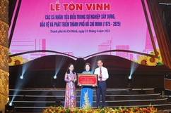 Anh hùng Lao động Mai Kiều Liên được vinh danh cá nhân tiêu biểu của TP.HCM nhân dịp 50 năm thống nhất đất nước