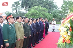 Đoàn đại biểu cấp cao hai tỉnh Thanh Hóa - Hủa Phăn dâng hương Chủ tịch Hồ Chí Minh, Bà mẹ Việt Nam Anh hùng và các Anh hùng liệt sĩ