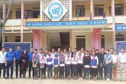 Đoàn Thanh niên Báo Thanh Hóa trao quà cho học sinh nghèo học giỏi tại huyện Quan Sơn