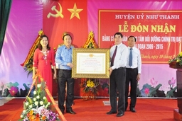 Trung tâm Bồi dưỡng chính trị huyện Như Thanh đón Bằng công nhận đạt chuẩn giai đoạn 2009-2015