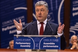 Tổng thống Ukraine Poroshenko siết chặt quy định với du khách Nga