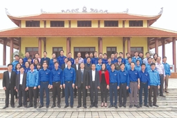 Đồng chí Đỗ Minh Tuấn, Phó Bí thư Tỉnh ủy dâng hương tại Khu tưởng niệm đồng chí Lê Hữu Lập