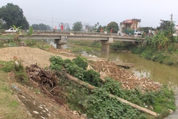 Gây tắc nghẽn dòng sông do không thanh thải đường cầu tạm