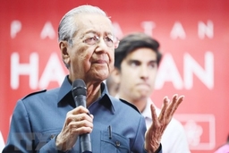 Thủ tướng 92 tuổi của Malaysia xóa bỏ thuế hàng hóa và dịch vụ