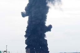 Tàu chở hàng bốc cháy tại cảng biển ở phía Tây Hàn Quốc