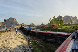 Thêm cán bộ đường sắt bị đình chỉ sau vụ tàu SE19 tông xe tải