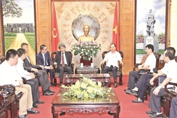 Đồng chí Bí thư Tỉnh ủy, Chủ tịch HĐND tỉnh Trịnh Văn Chiến tiếp xã giao ngài Shintaro Ishida, Tổng Giám đốc Công ty TNHH Lọc hóa dầu Nghi Sơn